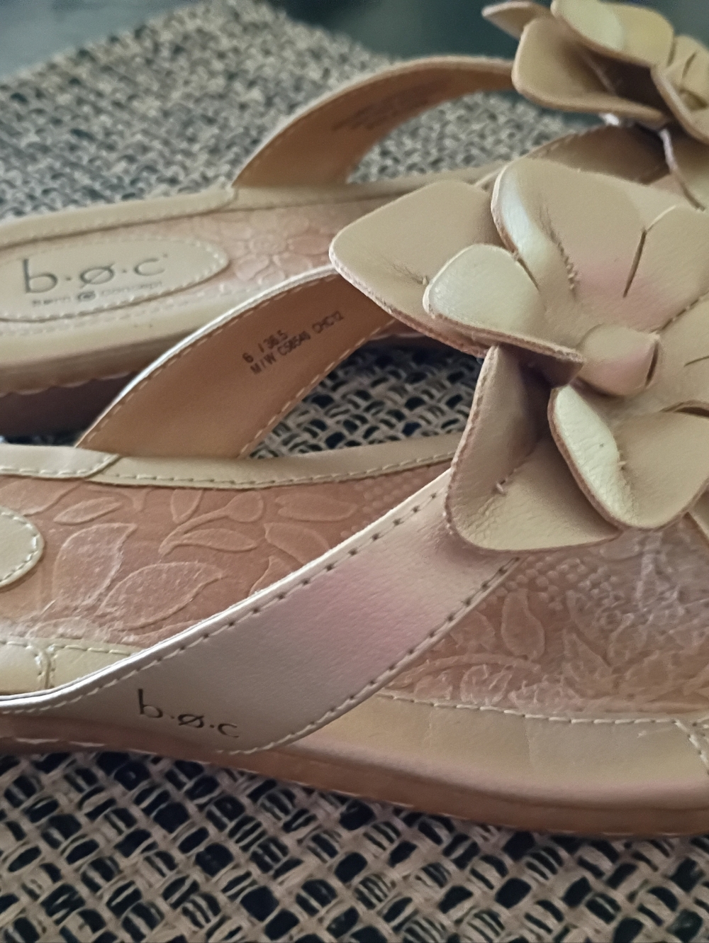 BORN B.O.C. NWOT Gold Leather Sandals - Picture 3 of 6